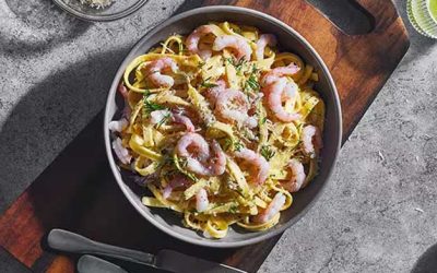 Pasta carbonara med räkor – en klassiker med nordisk attityd