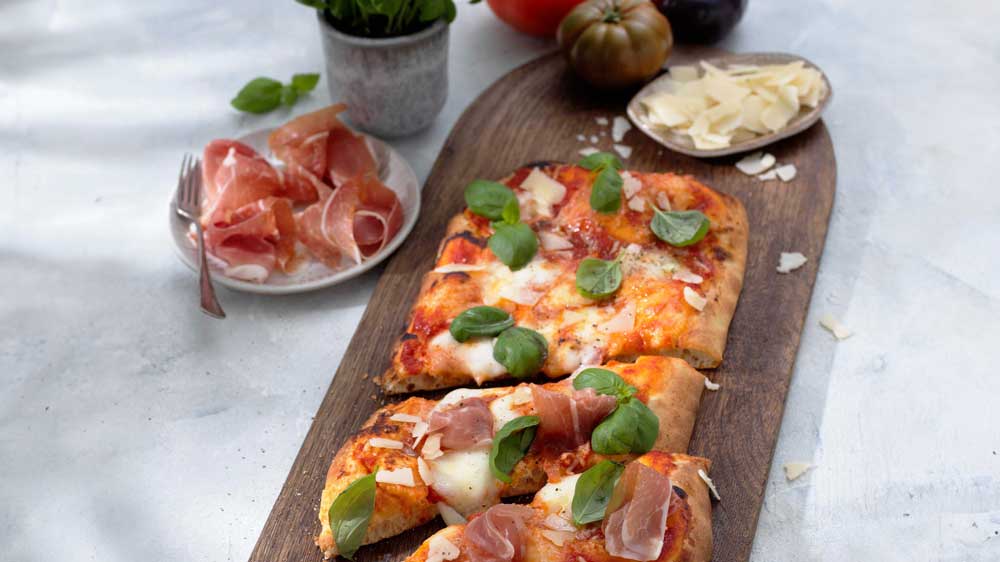 Zeta-Pinsa-m-tomatsas-mozzarella-prosciutto