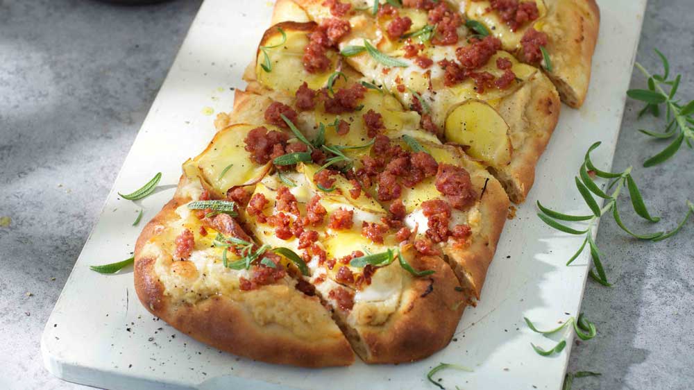 Zeta-Pinsa-med-potatis-rosmarin-salsiccia